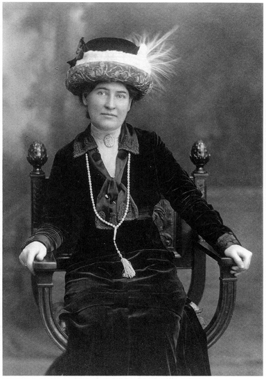 Photo of Willa Cather in 1911 or 1912.