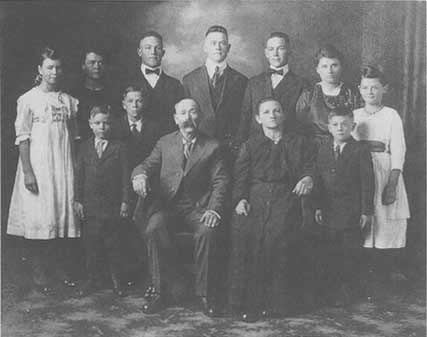 Photo of the Pavelka family in c. 1920.