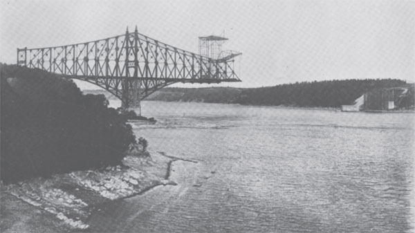 Photograph of unfinished Quebec Bridge.