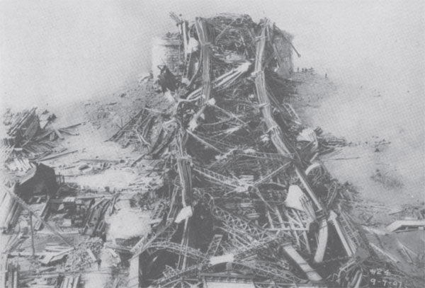 Photograph of the Quebec Bridge after its collapse.