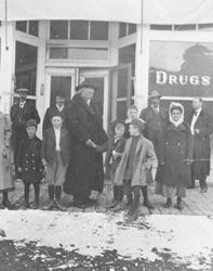 William F. Cody with others in front of Bennett Drug Store, Meeteetse, Wyoming